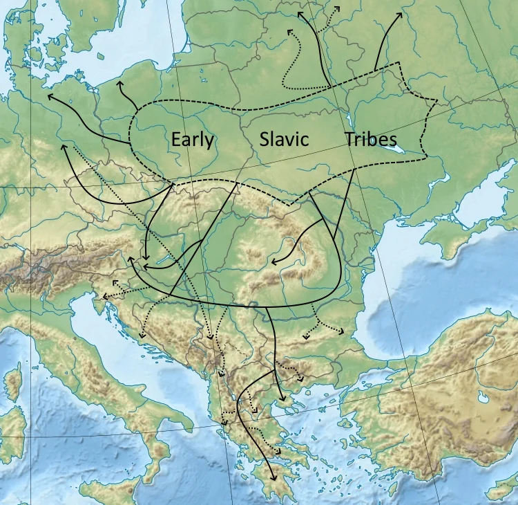 Mapa wczesnosredniowiecznych plemion slowianskich i kierunkow ich migracji (polowa VI - polowa VII w.): praojczyzna miedzy dorzeczem Wisly a Dnieprem oraz strzalki migracji na zachod, polnoc i poludnie (Balkany)
