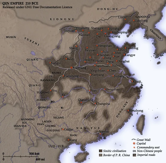 Mapa cesarstwa Qin ok. 210 p.n.e. z podziałem na komanderie, stolicą Xianyang i przebiegiem Wielkiego Muru